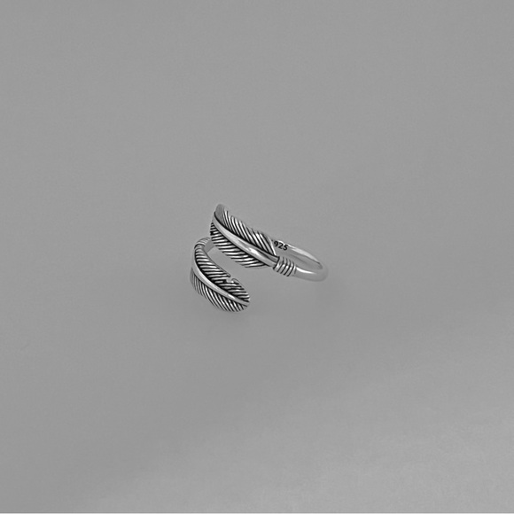 Sterling silver delicate two feather ring, silver feather ring, feather ring - Picture 3 of 11